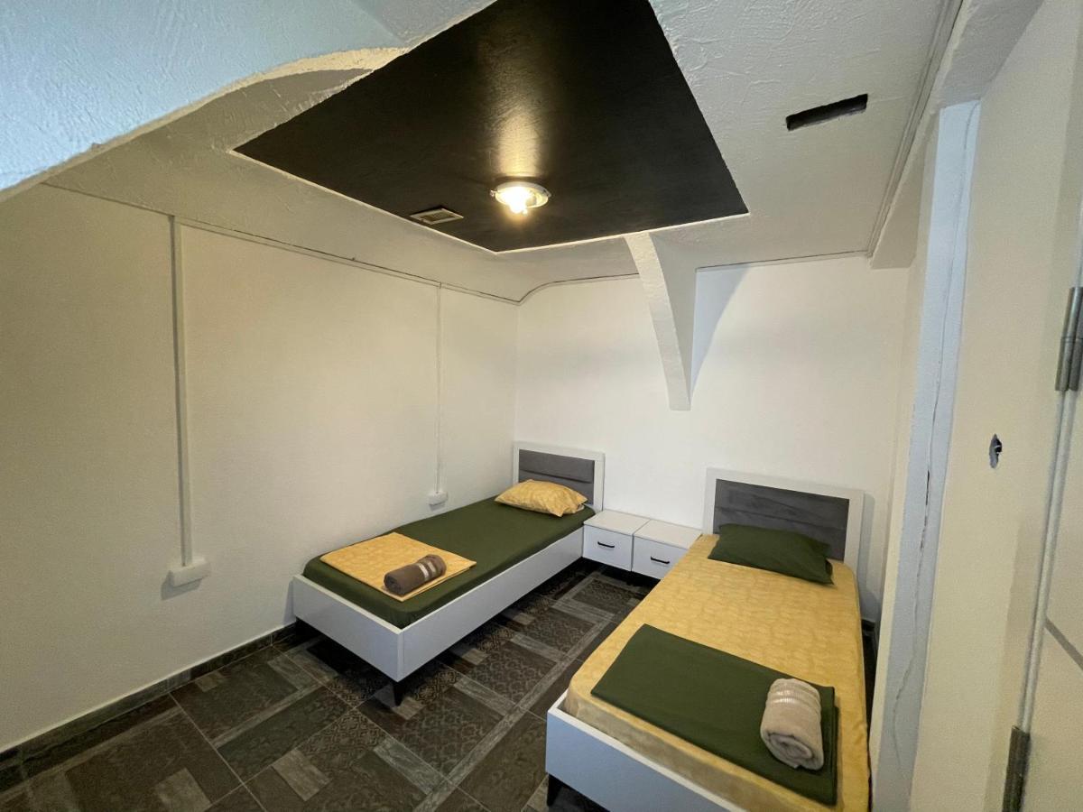 Hostel Dera Prishtinë Ngoại thất bức ảnh